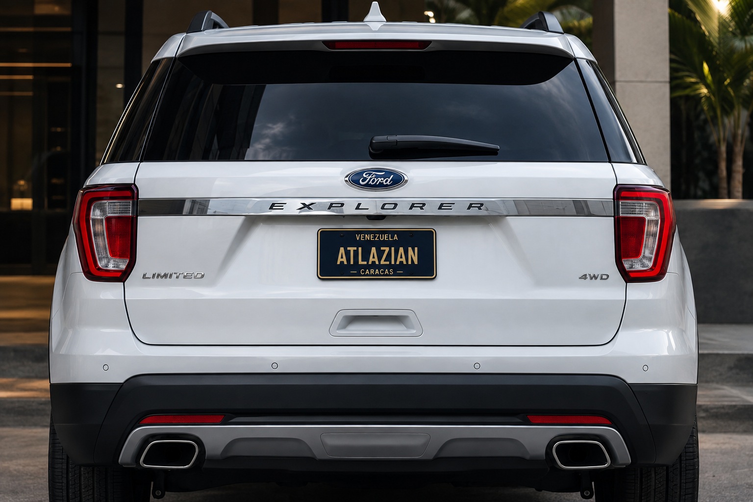 Ford Explorer 2012 blanca con distintivo Atlazian en la parte trasera, sin matrícula visible